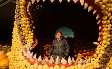 Bewohnerin in einem Hai aus Kürbisen