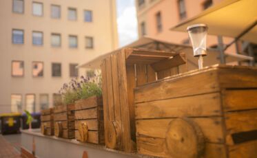 Kreative Blumenkästen-Lokomotive als Dekoration im Pape Quartier