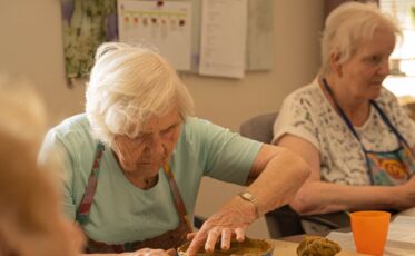 Eine Bewohnerin beim Töpfern eines Tellers bei unserem Töpferkurs