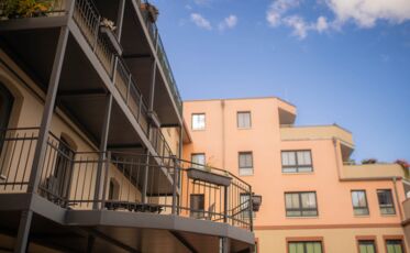 Sicht auf den Balkon der Wohngemeinschaften im Pape Quartier