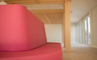 Gemütliche Sitzbank unter der neuen Pergola in der Flakowski Residenz