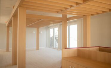 Überblick über den entstehenden Essbereich unter der neuen Pergola in der Flakowski Residenz