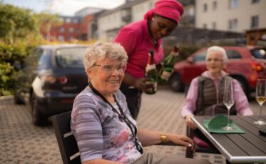 Unsere BewohnerInnen auf dem Sommerfest im Pape Quartier