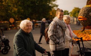 Glückliche Bweohnerin bei der Kürbisausstellung in Klaistow