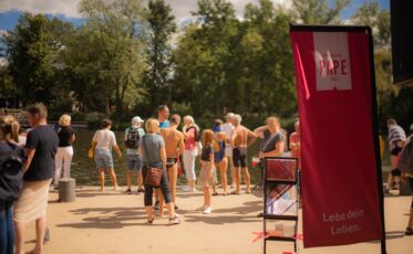 Unsere Beachflag beim Brückenschwimmen an der brandenburger Uferpromenade