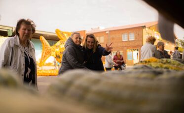 Unsere BewohnerInnen beim Bestaunen der Kürbisausstellung