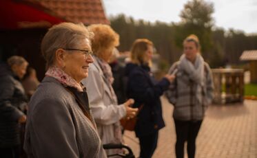 Bewohnerin beim Bestaunen der Kürbisausstellung