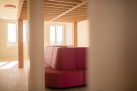 Sitzbank bei Sonnenlicht unter der neuen Pergola in der Flakowski Residenz