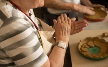 In der Tagespflege beim Töpferkurs