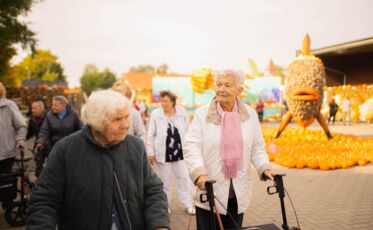 Unsere BewohnerInnen beim Bestaunen der Kürbisausstellung