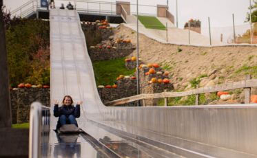 Teamkollegin beim Rutschen